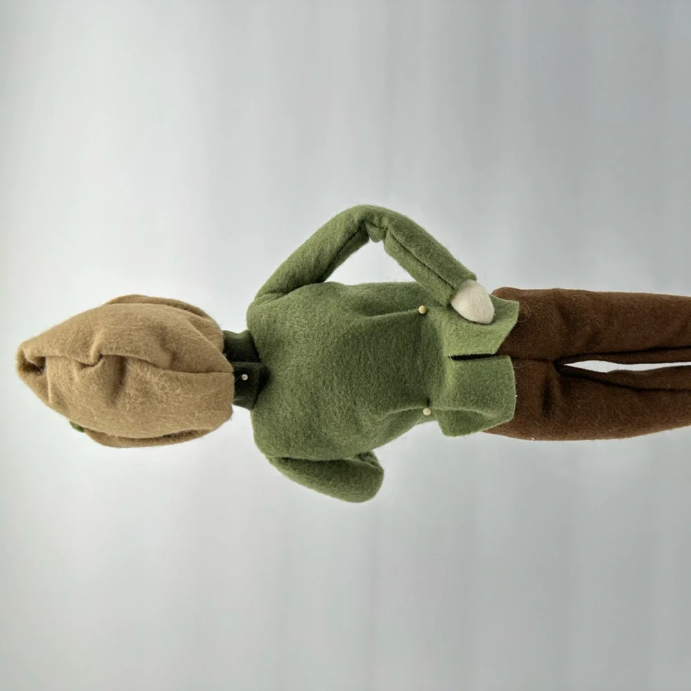 Byers’ Choice Retired Male Caroler - Picture 4 of 6